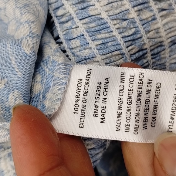 Magnolia Skye Blue Floral Romper Size Large Smocked Bodice - Picture 7 of 11